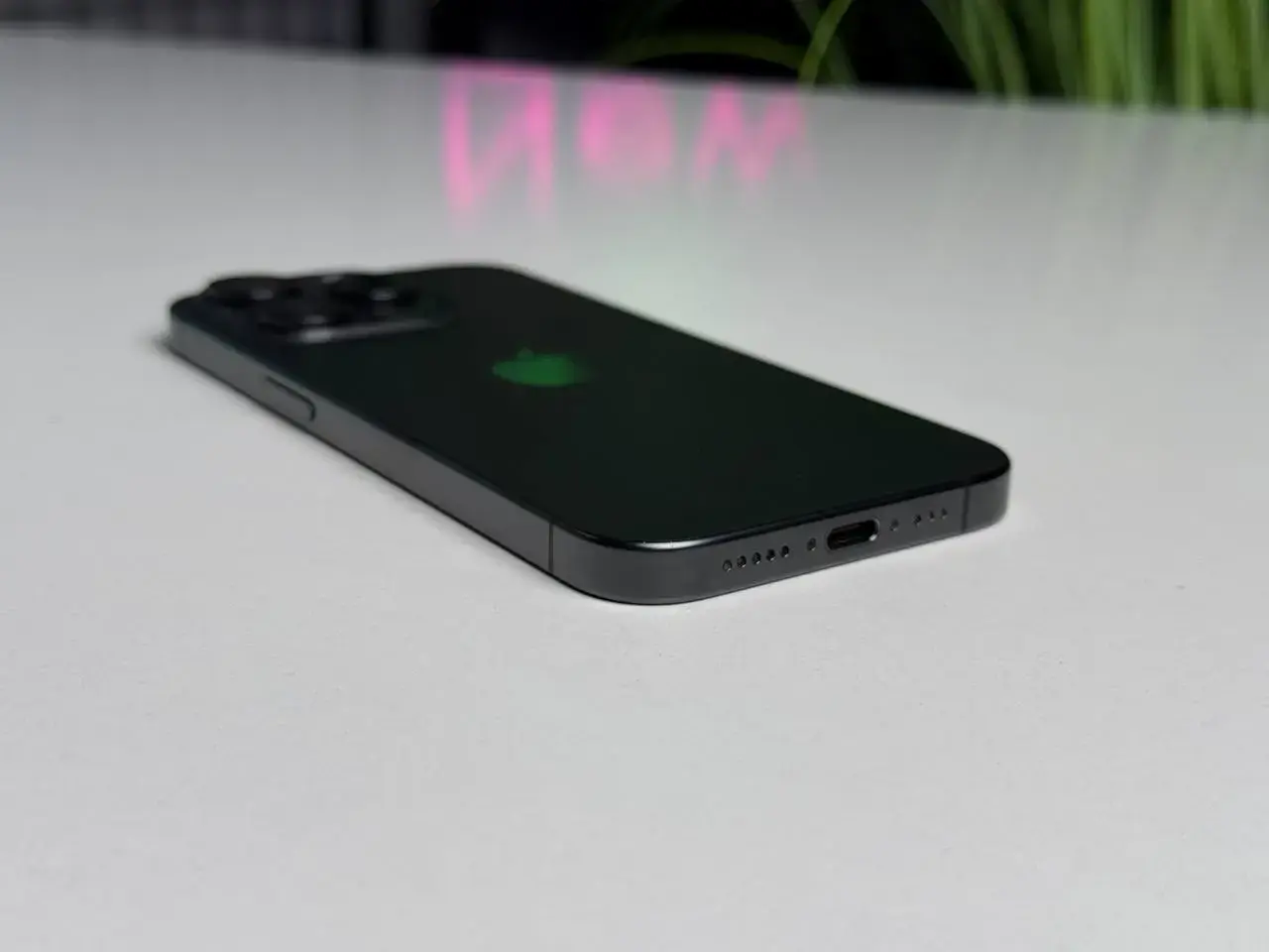 Б/У Apple iPhone 15 Pro 128GB Black Titanium (MTUV3) - Состояние: хороший | Аккумулятор: 95% | Комплектация: iPhone, кабель | Гарантія: 1 мес.