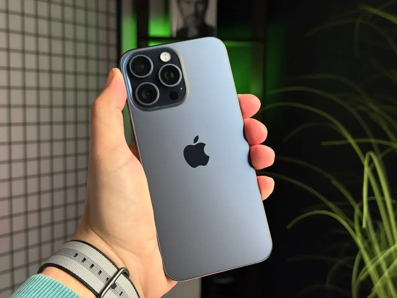Б/У Apple iPhone 15 Pro Max 512GB Blue Titanium (MU7F3) - Состояние: хороший | Аккумулятор: 86% | Комплектация: iPhone, кабель | Гарантия: 1 мес.