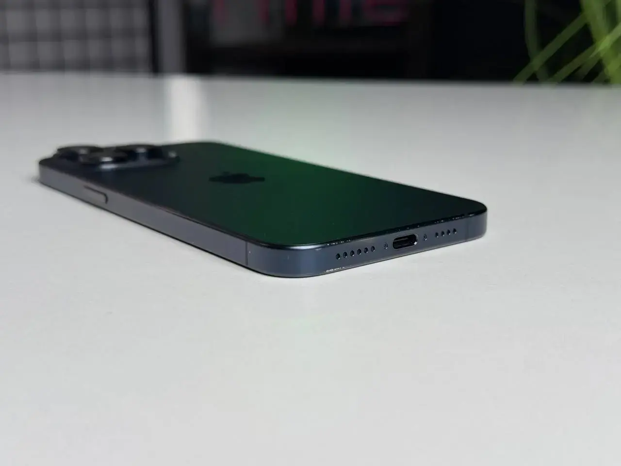 Б/У Apple iPhone 15 Pro Max 512GB Blue Titanium (MU7F3) - Состояние: хороший | Аккумулятор: 86% | Комплектация: iPhone, кабель | Гарантия: 1 мес.