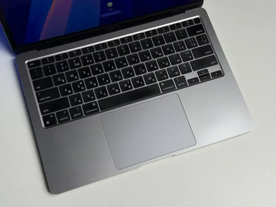 ВЖИВАНИЙ MacBook Air 13" Space Gray 2020 (MGN73) - Стан: гарний | Акумулятор: 84% | Комплектація: повний | Гарантія: 1 міс.
