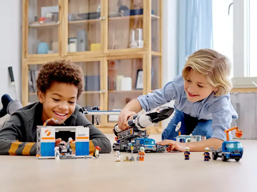Блоковий конструктор LEGO City Збірка та транспортування ракет (60229)