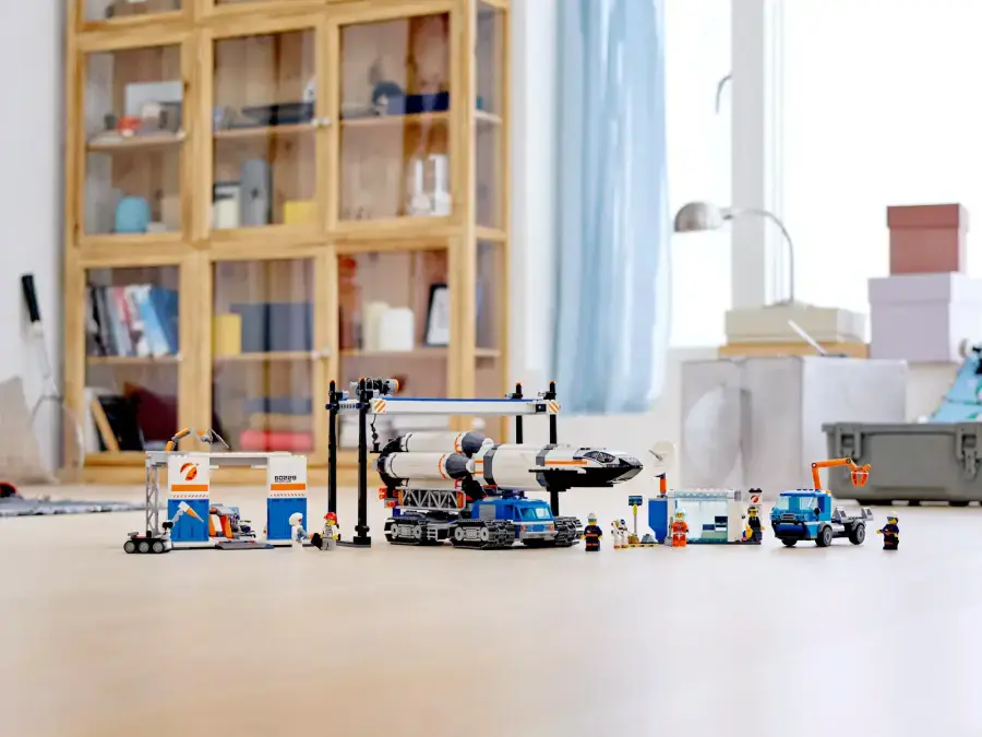 Блоковий конструктор LEGO City Збірка та транспортування ракет (60229)