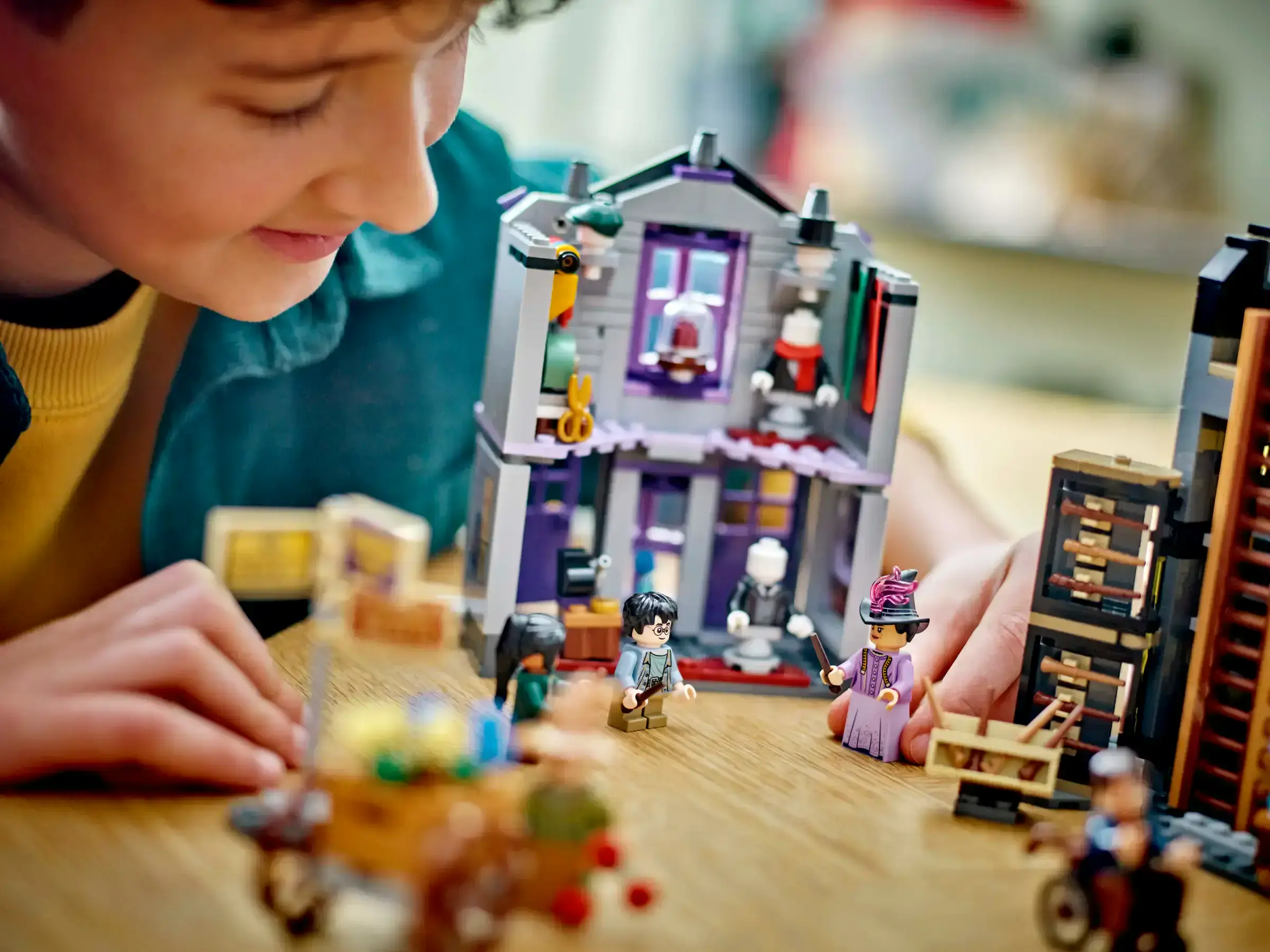 Блоковий конструктор LEGO Harry Potter Крамниця Оллівандера і ательє мадам Малкін (76439)
