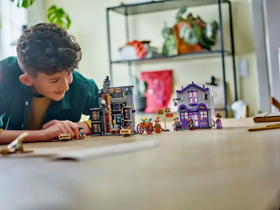 Блоковий конструктор LEGO Harry Potter Крамниця Оллівандера і ательє мадам Малкін (76439)