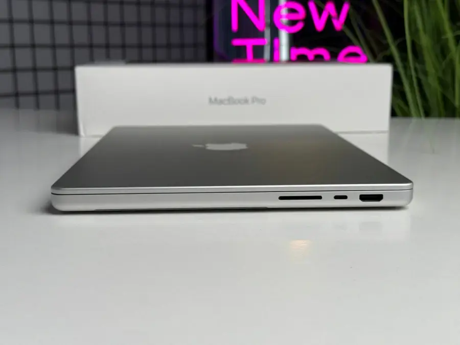 ВІТРИННИЙ Apple MacBook Pro 14" M4 Max/14CPU/32GPU/36GB/1TB Silver 2024 (MX2G3) - Стан: ідеальний | Акумулятор: 100% | Комплект: повний | Гарантія: 3 міс.