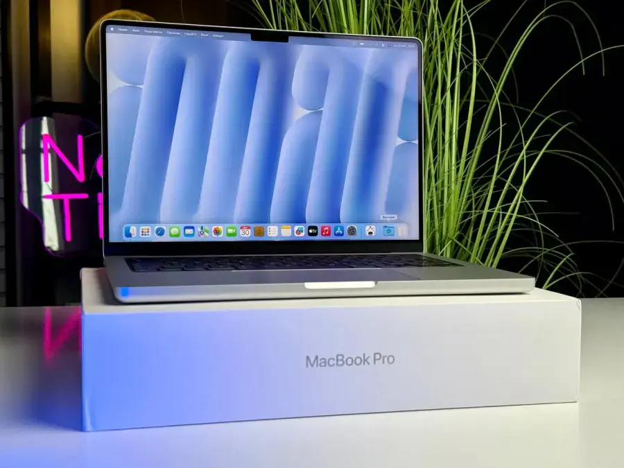 ВІТРИННИЙ Apple MacBook Pro 14" M4 Max/14CPU/32GPU/36GB/1TB Silver 2024 (MX2G3) - Стан: ідеальний | Акумулятор: 100% | Комплект: повний | Гарантія: 3 міс.