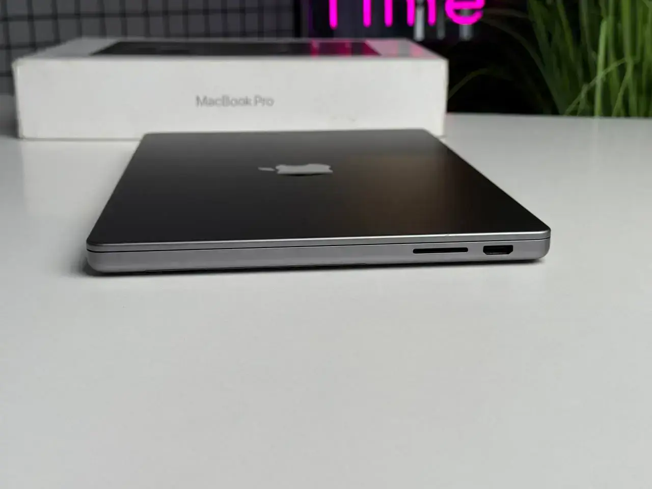 ВИТРИННЫЙ MacBook Pro 14" M3/16GB/1TB Space Gray 2023 (Z1C80001F) - Состояние: хороший | Аккумулятор: 100% | Комплект: полный | Гарантия: 3 мес.