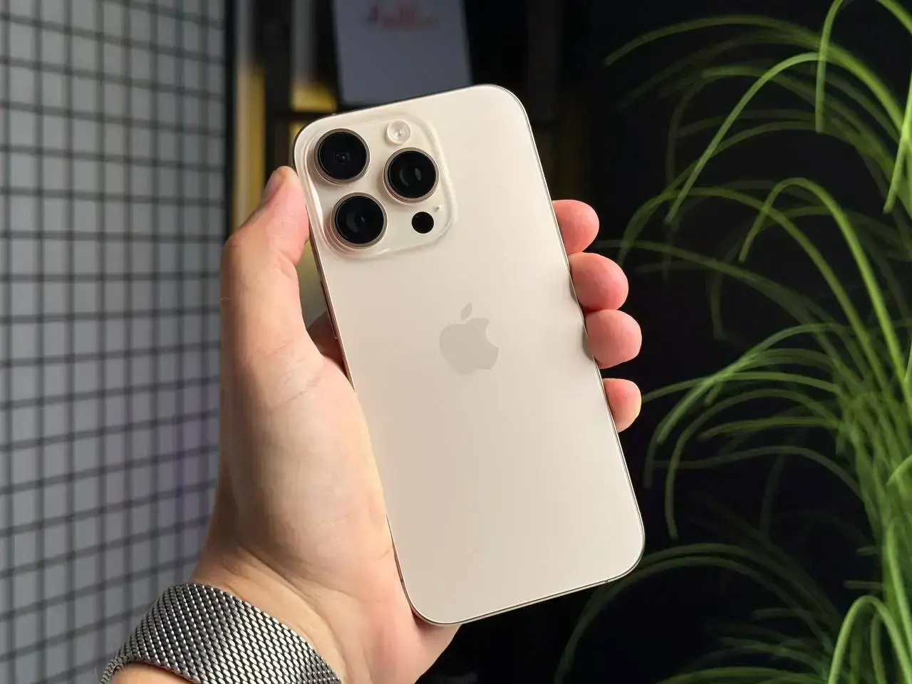 Б/У Apple iPhone 16 Pro 256GB Desert Titanium (MYNK3) - Состояние: хороший | Аккумулятор: 100% | Комплект: полный | Гарантия: 6 мес.