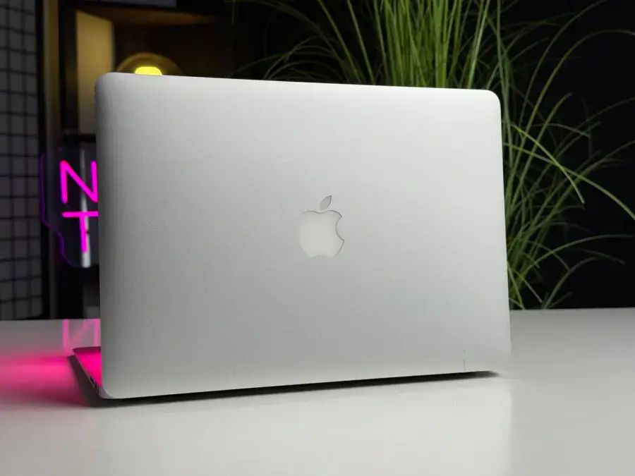 ВЖИВАНИЙ MacBook Air 13 Silver, Early 2015 [i5/8GB/256SSD] (MMGG2) - Стан: гарний | Акумулятор: 92% | Комплект: MacBook, зарядка | Гарантія: 1 міс.