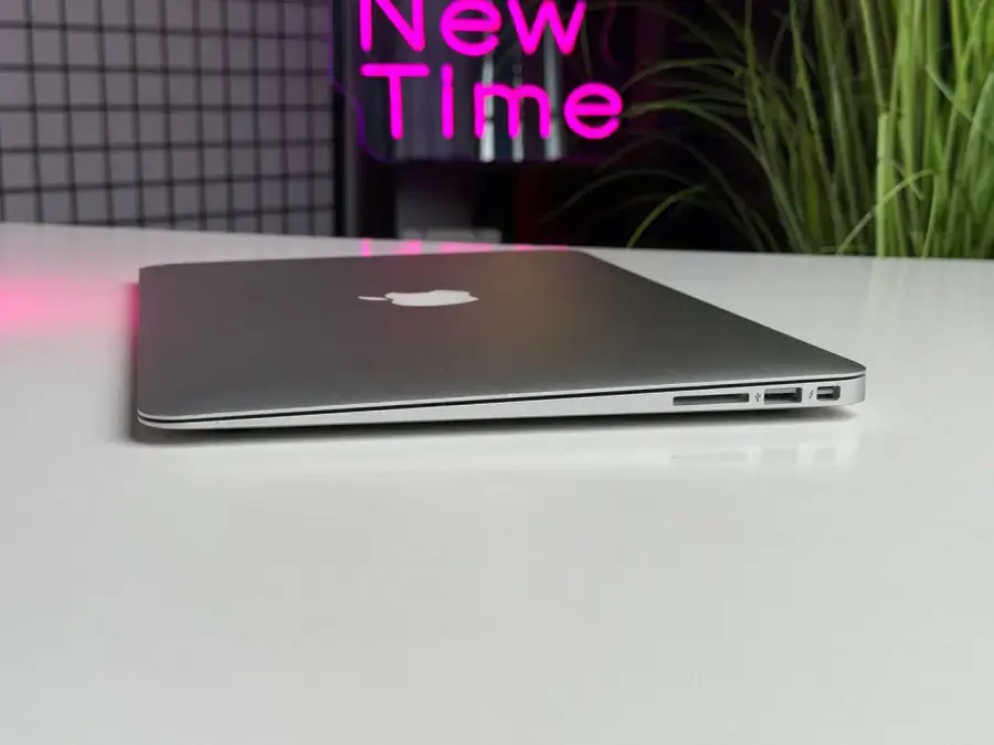 ВЖИВАНИЙ MacBook Air 13 Silver, Early 2015 [i5/8GB/256SSD] (MMGG2) - Стан: гарний | Акумулятор: 92% | Комплект: MacBook, зарядка | Гарантія: 1 міс.