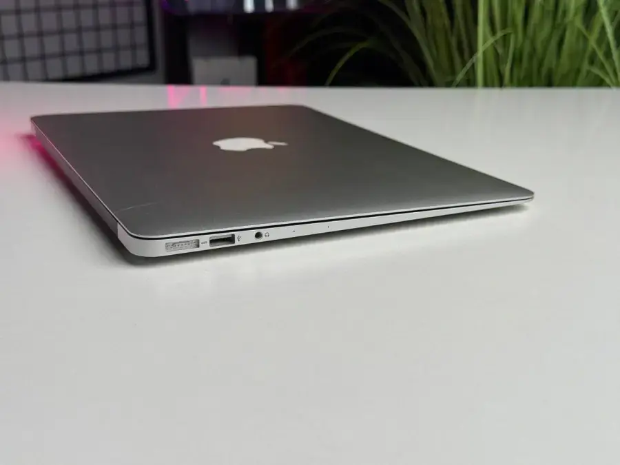 ВЖИВАНИЙ MacBook Air 13 Silver, Early 2015 [i5/8GB/256SSD] (MMGG2) - Стан: гарний | Акумулятор: 92% | Комплект: MacBook, зарядка | Гарантія: 1 міс.
