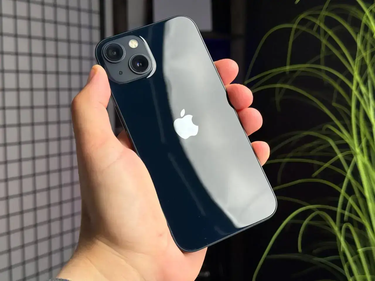 Б/У Apple iPhone 13 256GB Midnight (MLMU3, MLQ63) - Состояние: хороший | Аккумулятор: 100% | Комплектация: iPhone, кабель | Гарантія: 1 мес.
