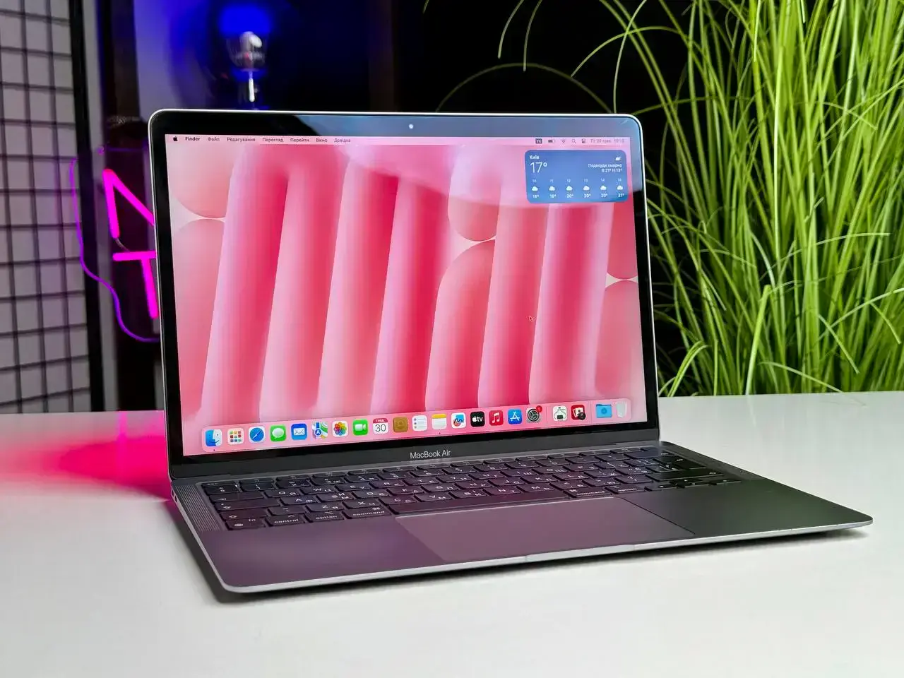 Б/У MacBook Air 13" M1/8CPU/7GPU/8GB/256GB Space Gray 2020 (MGN63) - International English - Состояние: хороший | Аккумулятор: 83% | Комплектация: MacBook, зарядка | Гарантія: 1 мес.