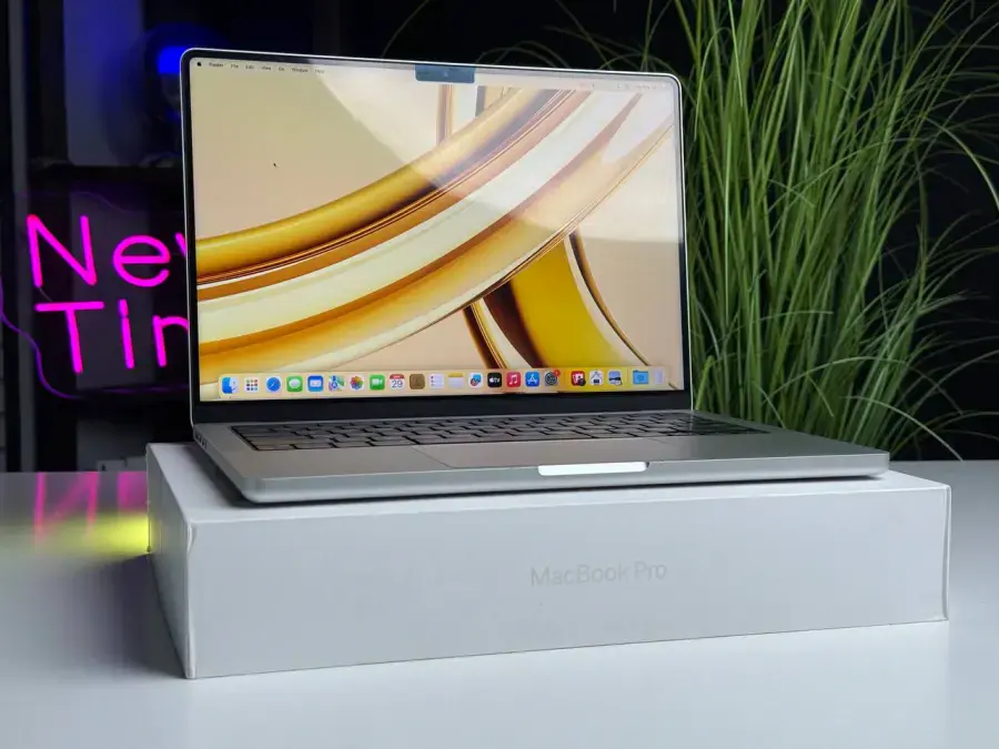 ВЖИВАНИЙ MacBook Pro 14" M3 Pro/18GB/512GB Silver 2023 (MRX63) - Стан: гарний | Акумулятор: 100% | Комплектація: повний | Гарантія: 3 міс.