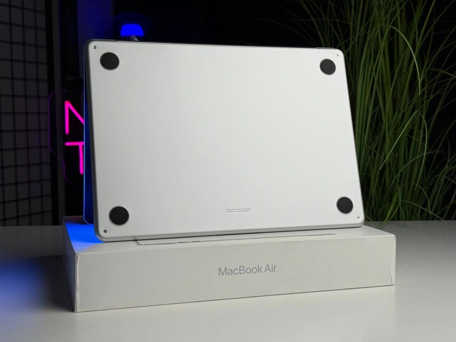 ВІТРИННИЙ MacBook Air 13" M3/8CPU/8GPU/8GB/256GB Silver 2024 (MRXQ3) - Стан: гарний | Акумулятор: 100% | Комплектація: повний | Гарантія: 3 міс.