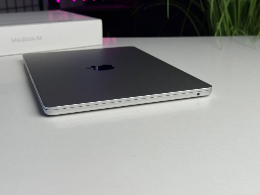 ВІТРИННИЙ MacBook Air 13" M3/8CPU/8GPU/8GB/256GB Silver 2024 (MRXQ3) - Стан: гарний | Акумулятор: 100% | Комплектація: повний | Гарантія: 3 міс.