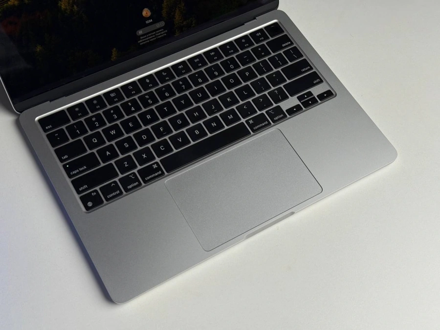 ВІТРИННИЙ MacBook Air 13" M3/8CPU/8GPU/8GB/256GB Silver 2024 (MRXQ3) - Стан: гарний | Акумулятор: 100% | Комплектація: повний | Гарантія: 3 міс.