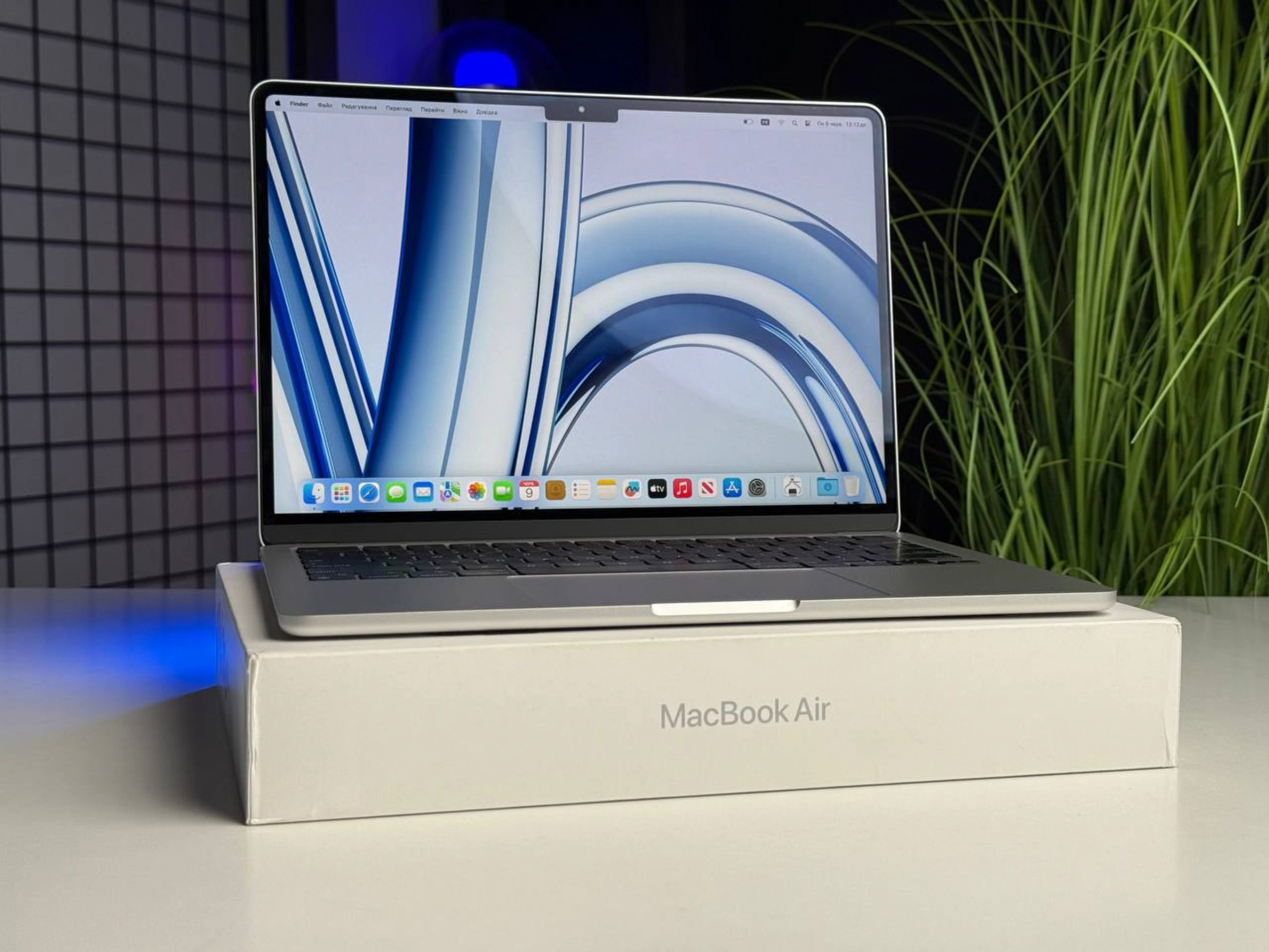 ВИТРИННЫЙ MacBook Air 13" M3/8CPU/8GPU/8GB/256GB Silver 2024 (MRXQ3) - Состояние: хорошее | Аккумулятор: 100% | Комплектация: полный | Гарантия: 3 мес.