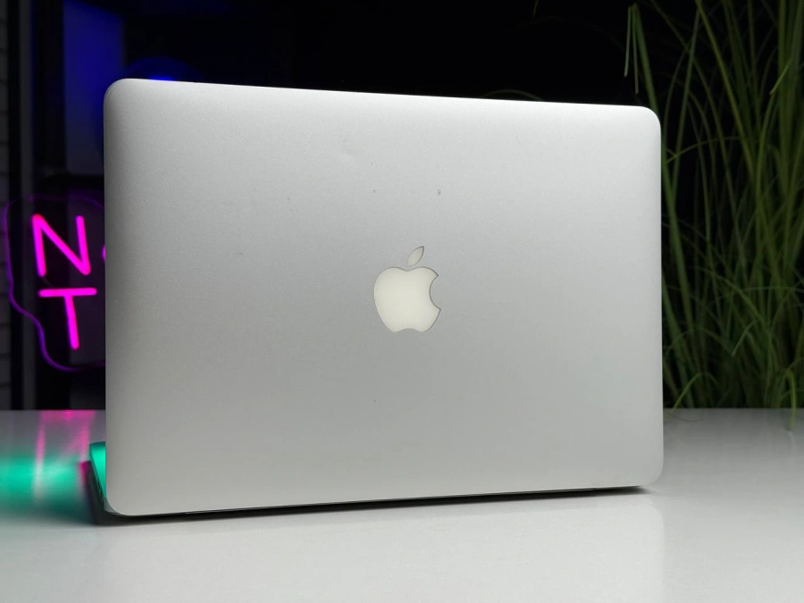 ВЖИВАНИЙ MacBook Pro 13 2013 Silver (MF840) | Процесор: Intel Core i5-5257U; 2,6 ГГц | Відеокарта: Intel Iris Graphics 6100 | ОЗП: 8 ГБ; DDR3L | SSD: 256 ГБ | Зовнішній стан - гарний (виконано чистку та заміну пасти) | Стан акумулятора - 95% | Гарантія - 