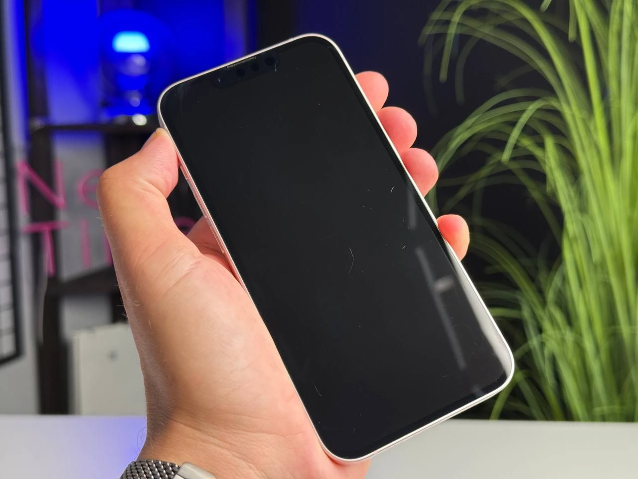 Б/У Apple iPhone 13 256GB Pink (MLMY3, MLQ83) - Состояние: хороший | Аккумулятор: 100% | Комплектация: iPhone, кабель | Гарантія: 1 мес.