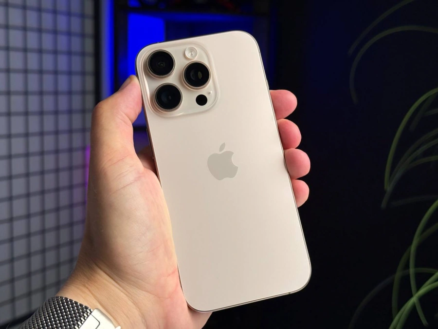 ВЖИВАНИЙ iPhone 16 Pro 128GB Desert Titanium (MYNF3) | Стан: гарний (мілкі подряпини на екрані) | Акумулятор: 100% | Гарантія: 3 місяці | Комплект: iPhone, кабель