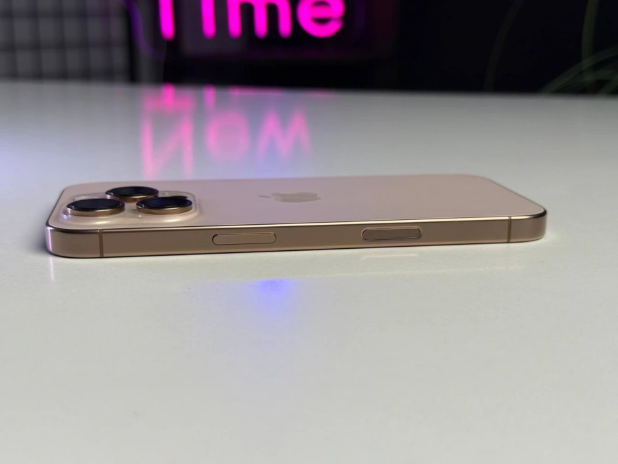 ВЖИВАНИЙ iPhone 16 Pro 128GB Desert Titanium (MYNF3) | Стан: гарний (мілкі подряпини на екрані) | Акумулятор: 100% | Гарантія: 3 місяці | Комплект: iPhone, кабель