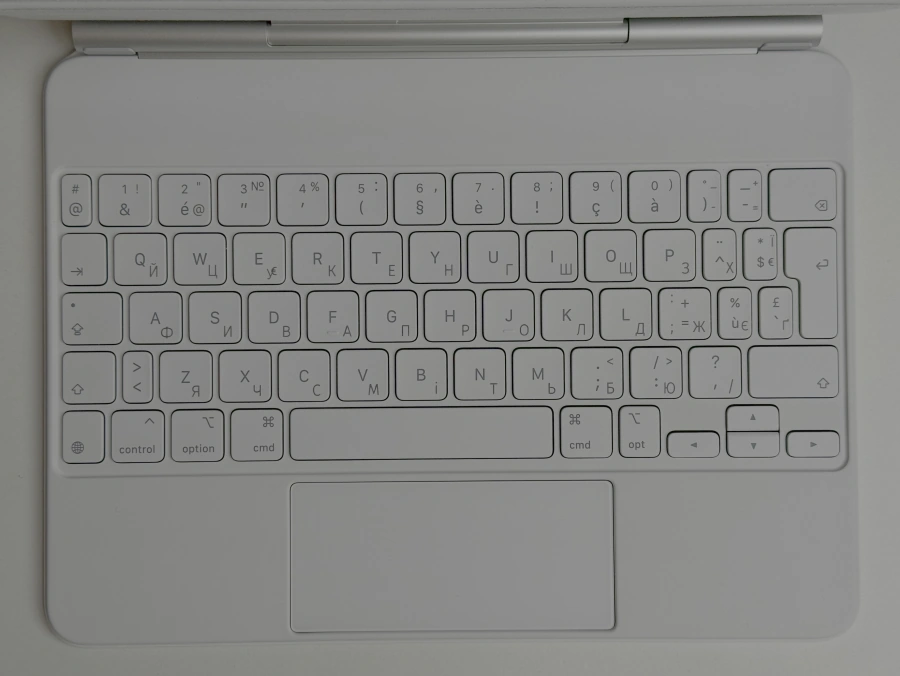 Чохол-клавіатура Apple Magic Keyboard for iPad Air 11" M2-M4 & iPad Air 10.9" & iPad Pro 11" M2 - French - White (MJQJ3F/A) с гравировкой кириллицей