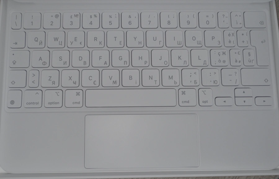 Чехол-клавиатура Apple Magic Keyboard for iPad Air 11" M2-M4 & iPad Air 10.9" & iPad Pro 11" M2 - Italian - White (MJQJ3T/A) с гравировкой кириллицы на клавиатуре