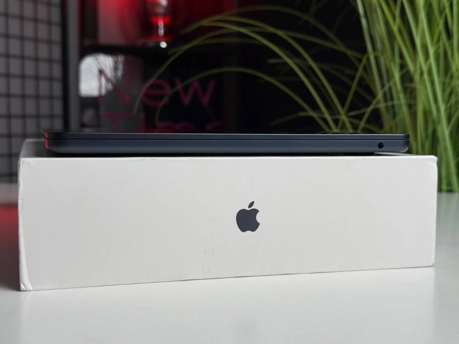 OPEN BOX MacBook Air 13" M3/8CPU/8GPU/8GB/256GB Midnight 2024 (MRXV3) | Стан: гарний | Акумулятор: 100% | Гарантія: 1 місяць | Комплект: повний