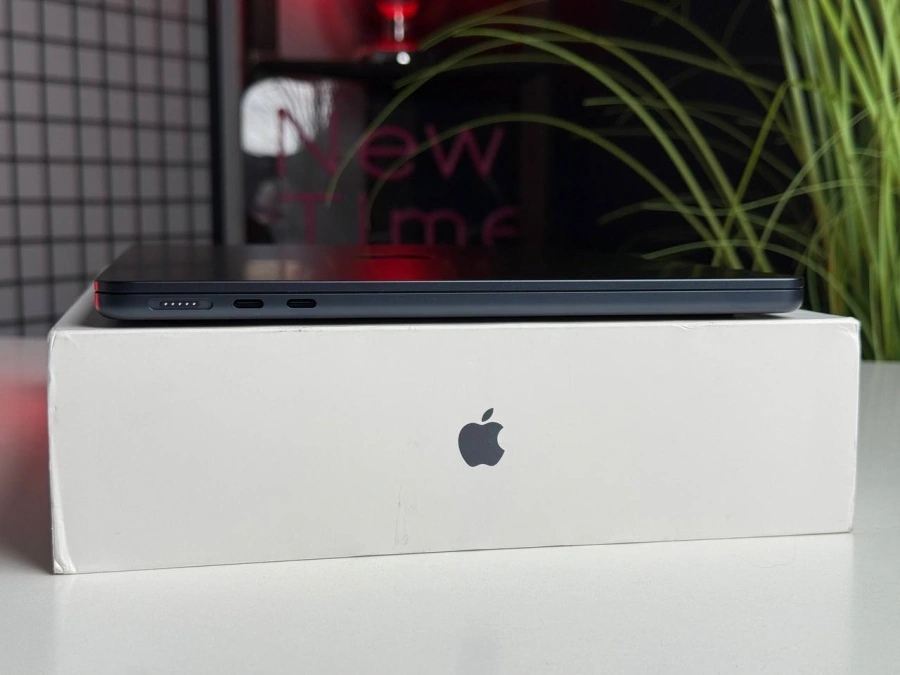 OPEN BOX MacBook Air 13" M3/8CPU/8GPU/8GB/256GB Midnight 2024 (MRXV3) | Стан: гарний | Акумулятор: 100% | Гарантія: 1 місяць | Комплект: повний