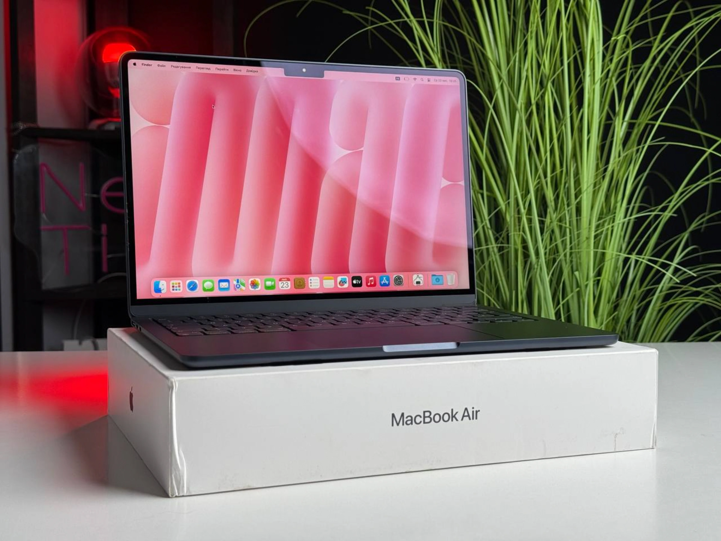 OPEN BOX MacBook Air 13" M3/8CPU/8GPU/8GB/256GB Midnight 2024 (MRXV3) Состояние: хорошее | Аккумулятор: 100% | Гарантия: 1 месяц | Комплект: полный
