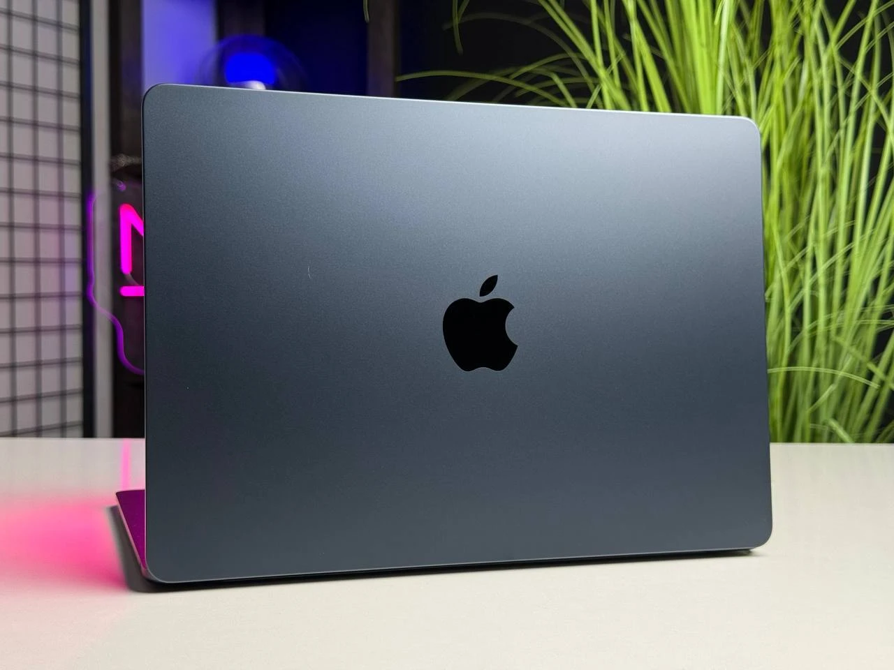 ВІТРИННИЙ MacBook Air 13.6" Midnight 2022 (MLY33) - Стан: гарний | Акумулятор: 100% | Комплектація: повний, без коробки | Гарантія: 1 міс.
