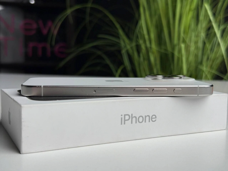 ВЖИВАНИЙ Apple iPhone 15 Pro 256GB White Titanium (MTV43) - Стан: гарний | Акумулятор: 88% | Комплектація: повний | Гарантія: 1 міс.