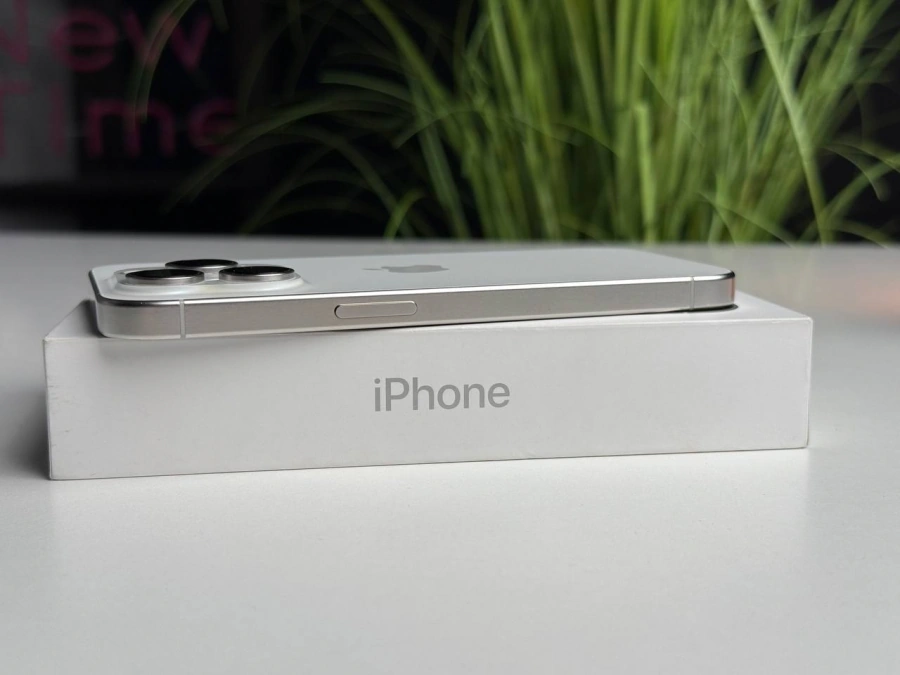 ВЖИВАНИЙ Apple iPhone 15 Pro 256GB White Titanium (MTV43) - Стан: гарний | Акумулятор: 88% | Комплектація: повний | Гарантія: 1 міс.