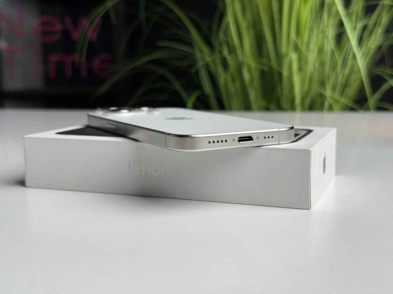 ВЖИВАНИЙ Apple iPhone 15 Pro 256GB White Titanium (MTV43) - Стан: гарний | Акумулятор: 88% | Комплектація: повний | Гарантія: 1 міс.