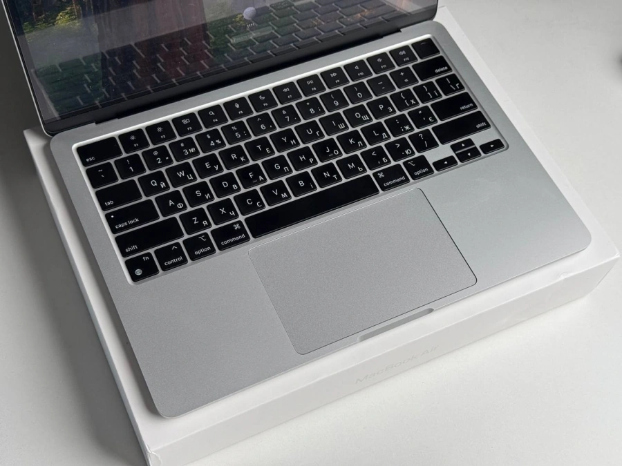 ВЖИВАНИЙ MacBook Air 13.6" M2/8CPU/8GPU/8GB/256GB Silver 2022 (MLXY3) - Стан: гарний | Акумулятор: 92% | Комплектація: повний | Гарантія: 1 міс.