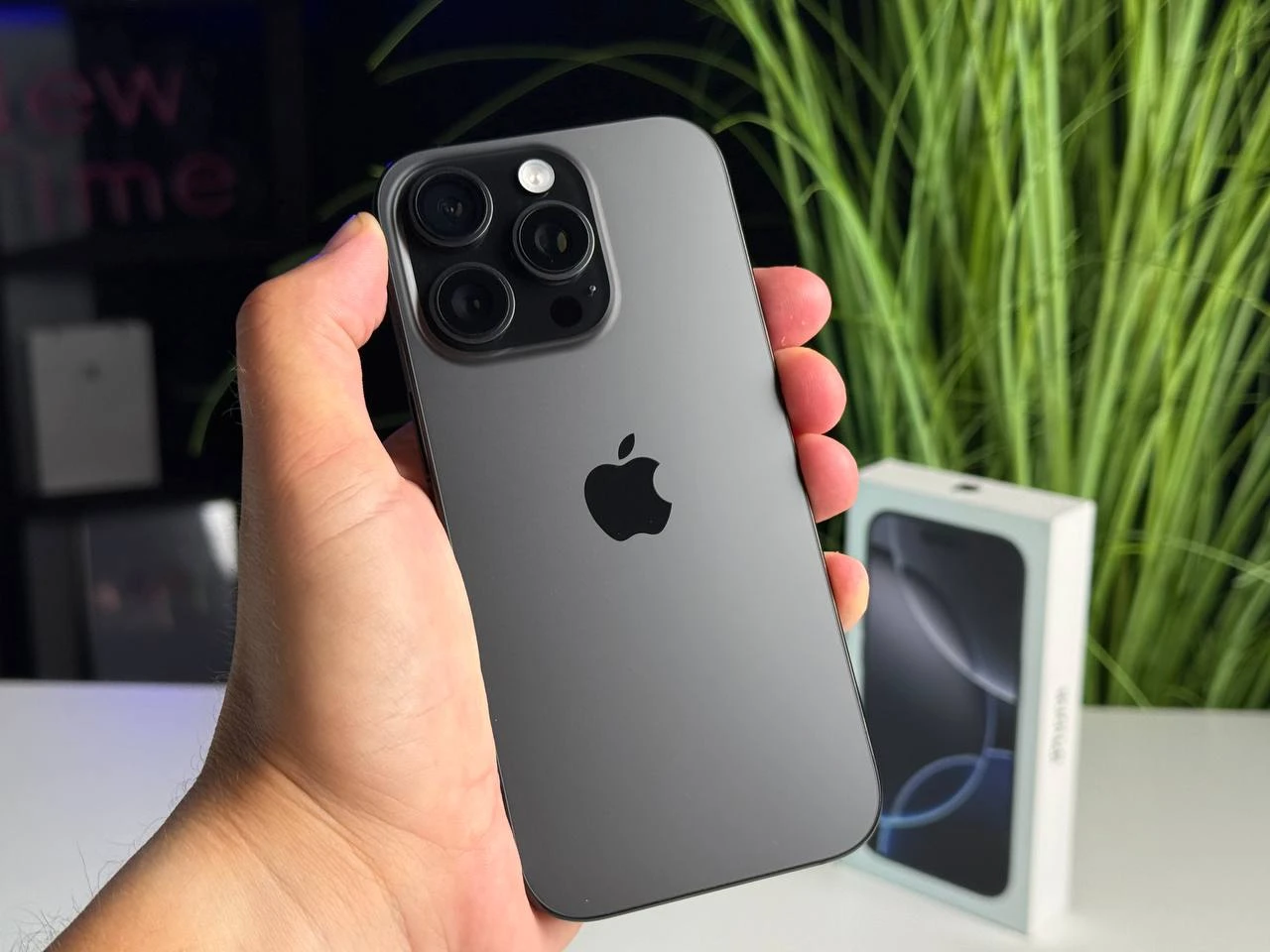 ВИТРИННЫЙ Apple iPhone 16 Pro 256GB Black Titanium (MYNH3) | Состояние: идеальное | Аккумулятор: 100% | Гарантия: 6 месяцев | Комплект: полный