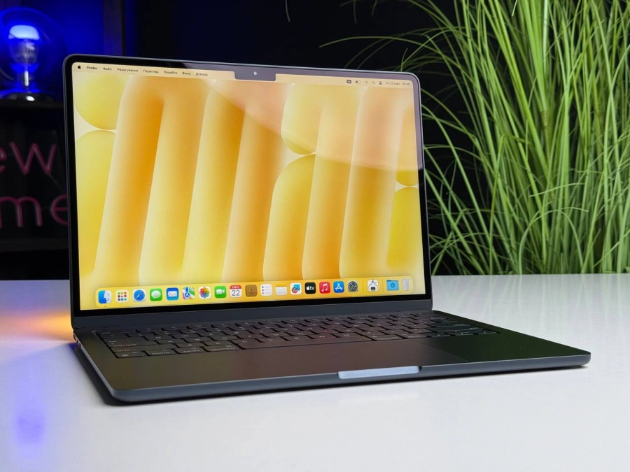 ВІТРИННИЙ MacBook Air 13" M3/8CPU/8GPU/8GB/256GB Midnight 2024 (MRXV3) | Стан: гарний | Акумулятор: 100% (27 циклів) | Гарантія: 3 місяці | Комплект: кабель, зарядка