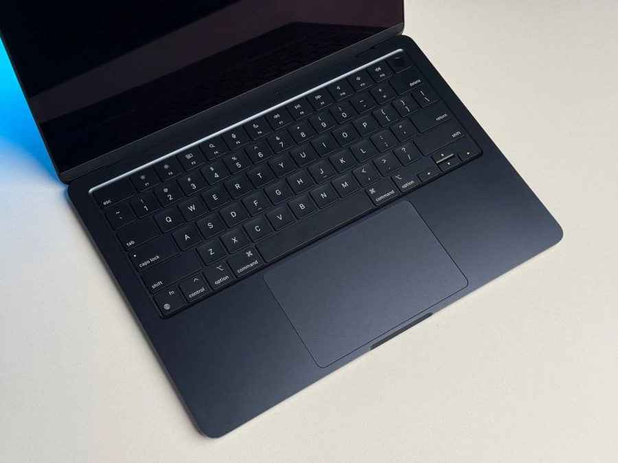 ВІТРИННИЙ MacBook Air 13" M3/8CPU/8GPU/8GB/256GB Midnight 2024 (MRXV3) | Стан: гарний | Акумулятор: 98% | Гарантія: 3 місяці | Комплект: кабель, зарядка