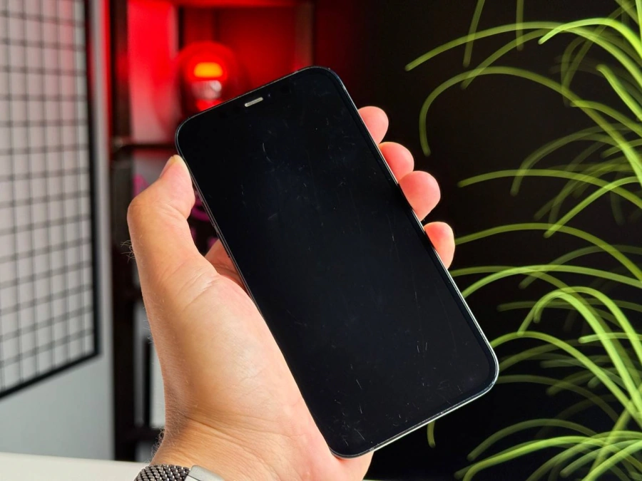 Б/У Apple iPhone 12 64GB Black (MGH63, MGJ53) | Состояние: удовлетворительное (царапины на стекле) | Аккумулятор: 85% | Гарантия: 1 месяц | Комплект: кабель