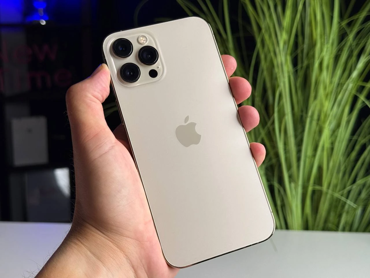 Б/У Apple iPhone 12 Pro Max Dual Sim 256GB Gold (MGC63) | Состояние: хорошее (мелкие царапины на экране) | Аккумулятор: 100% | Гарантия: 1 месяц | Комплект: iPhone, кабель