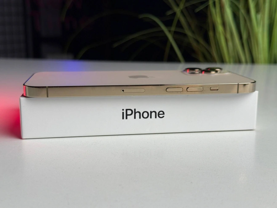 Б/У Apple iPhone 12 Pro Max Dual Sim 256GB Gold (MGC63) | Состояние: хорошее (мелкие царапины на экране) | Аккумулятор: 100% | Гарантия: 1 месяц | Комплект: iPhone, кабель