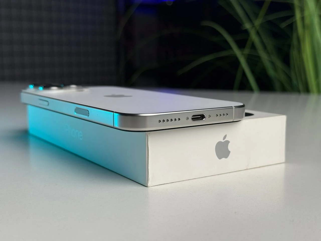 Б/У Apple iPhone 16 Pro Max 256GB White Titanium (MYWW3) | Состояние: идеальное | Аккумулятор: 95% | Гарантия: 1 месяц | Комплект: полный