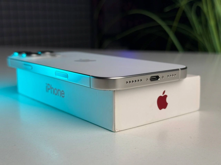 ВЖИВАНИЙ Apple iPhone 16 Pro Max 512GB White Titanium (MYX13) | Стан: гарний | Акумулятор: 93% | Гарантія: 1 місяць | Комплект: iPhone, кабель