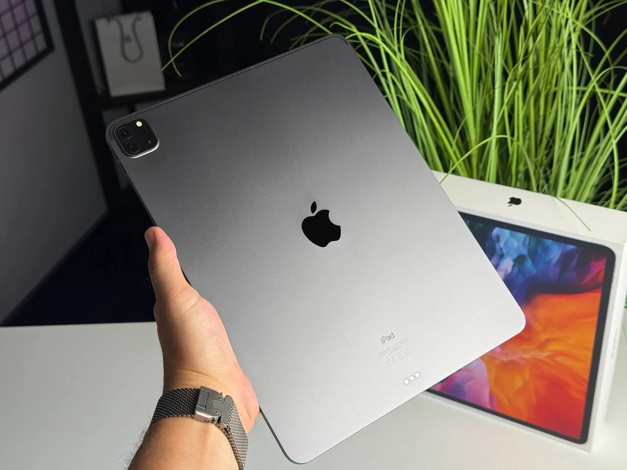 ВЖИВАНИЙ iPad Pro 12.9 2020 Wi-Fi 256GB Space Gray (MXAT2) | Стан: задовільний, пошкоджено скло дисплею | Акумулятор: 79% | Гарантія: 1 місяць | Комплект: повний