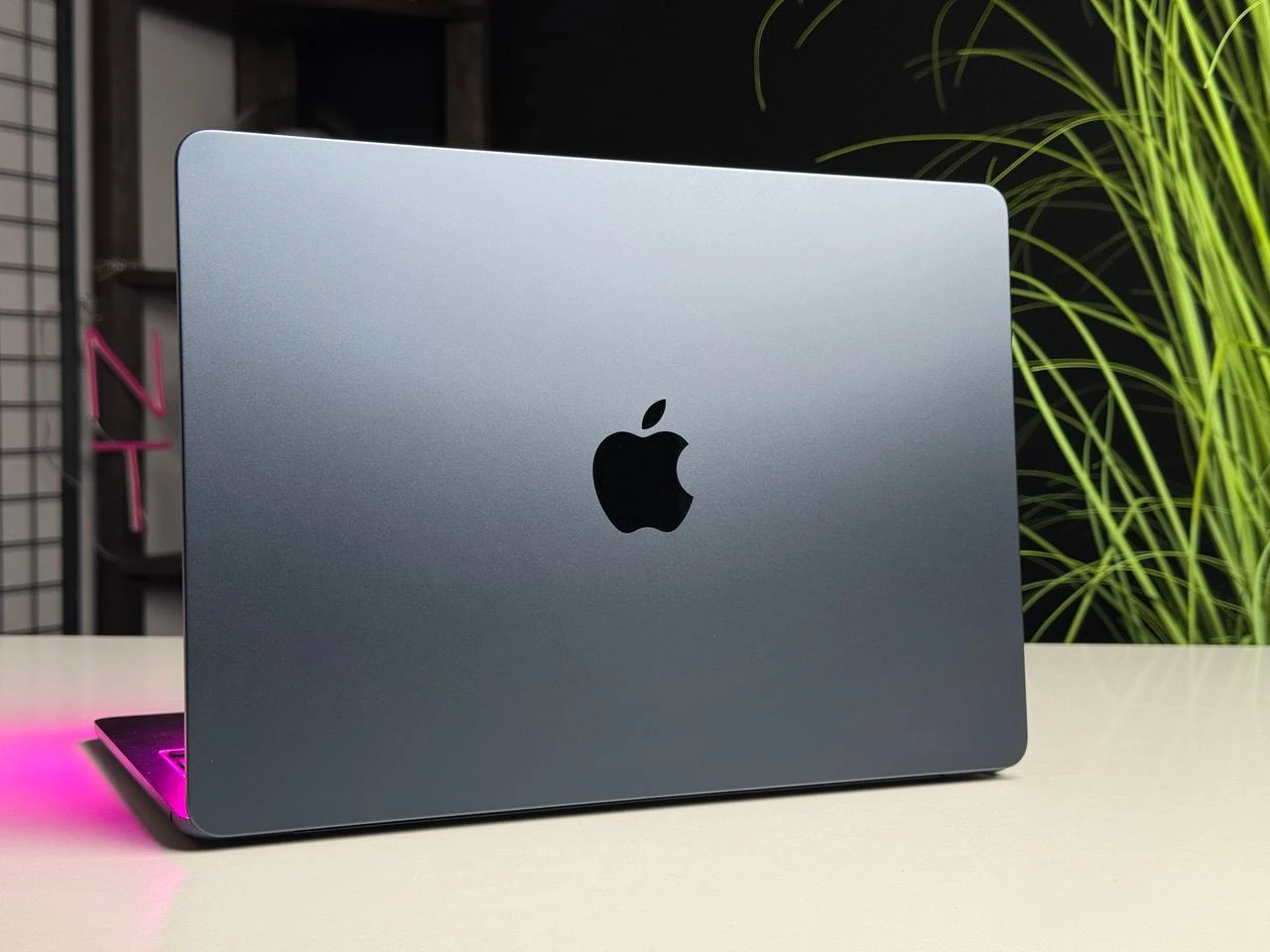 Б/У MacBook Air 13" M3/8CPU/8GPU/8GB/256GB Midnight 2024 (MRXV3) | Состояние: хорошее (мелкие следы использования) | Аккумулятор: 95% | Гарантия: 3 месяца | Комплект: кабель, зарядка