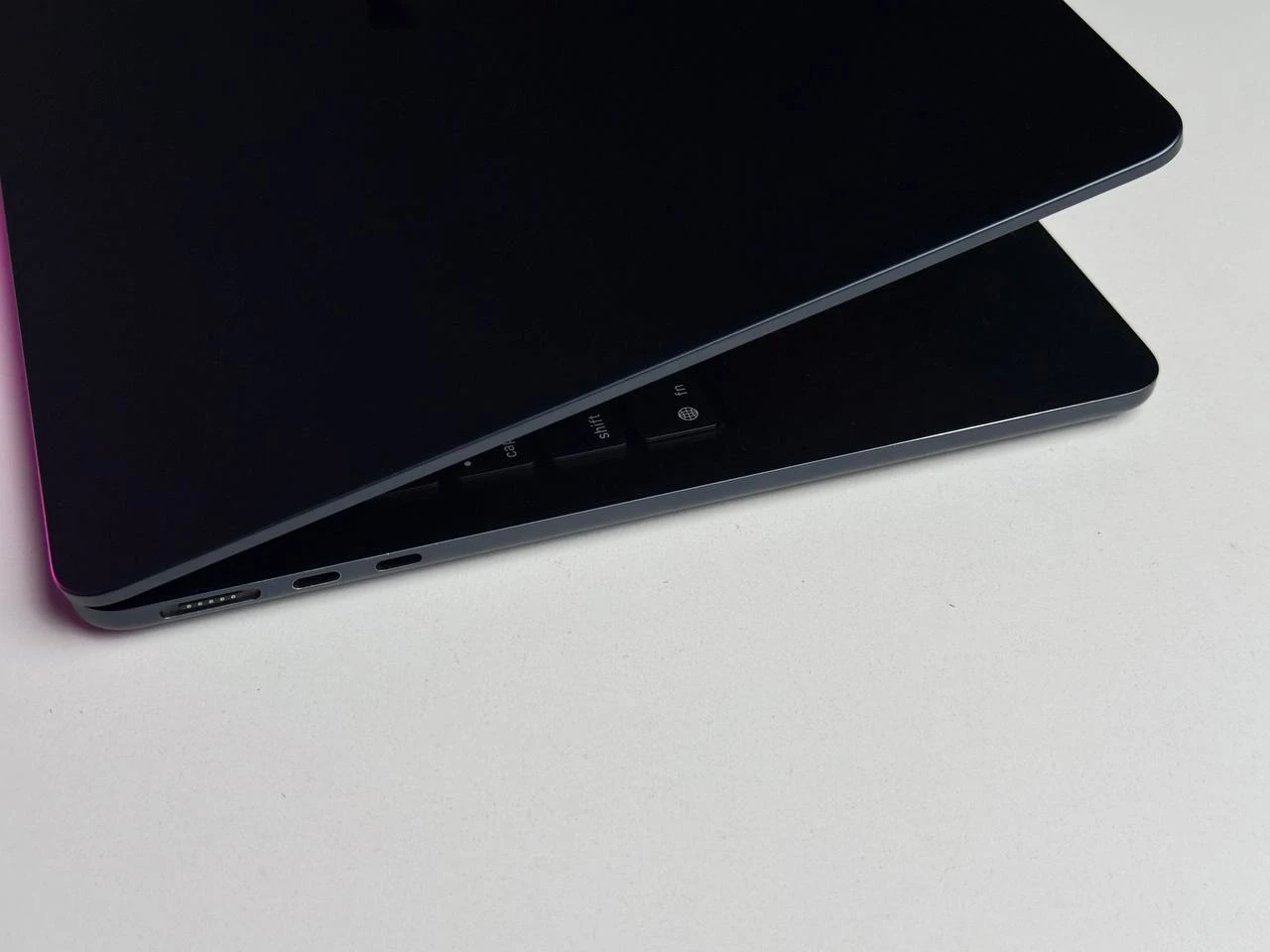 Б/У MacBook Air 13" M3/8CPU/8GPU/8GB/256GB Midnight 2024 (MRXV3) | Состояние: хорошее (мелкие следы использования) | Аккумулятор: 95% | Гарантия: 3 месяца | Комплект: кабель, зарядка