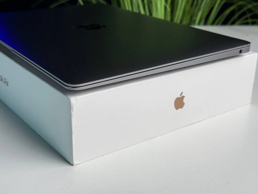 ВЖИВАНИЙ MacBook Air 13" Space Gray 2020 (MGN73) | Стан: гарний (має сліди використання) | Акумулятор: 86% | Гарантія: 1 місяць | Комплект: повний