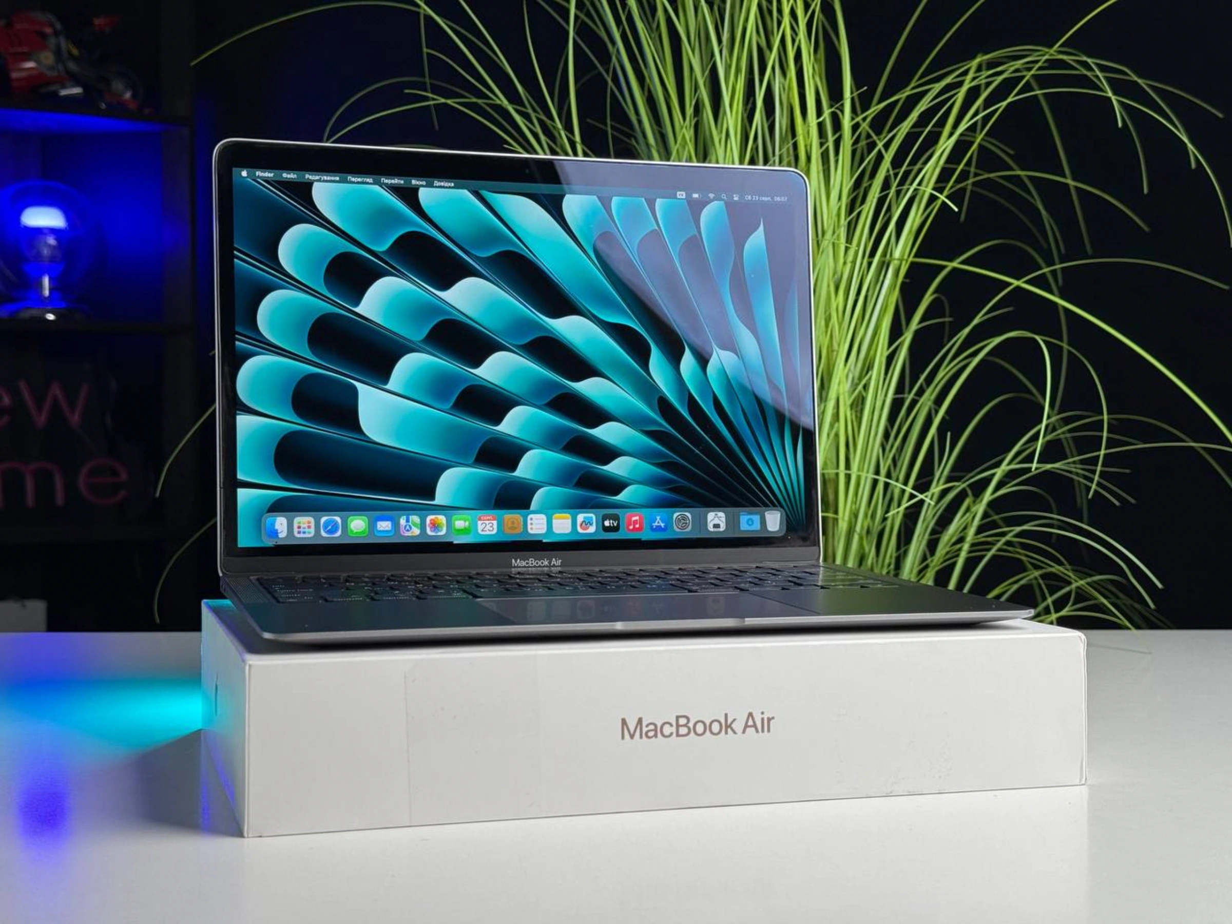 Б/У MacBook Air 13" Space Gray 2020 (MGN73) M1/8GB/512SSD | Состояние: хорошее (имеет следы использования) | Аккумулятор: 86% | Гарантия: 1 месяц | Комплект: полный