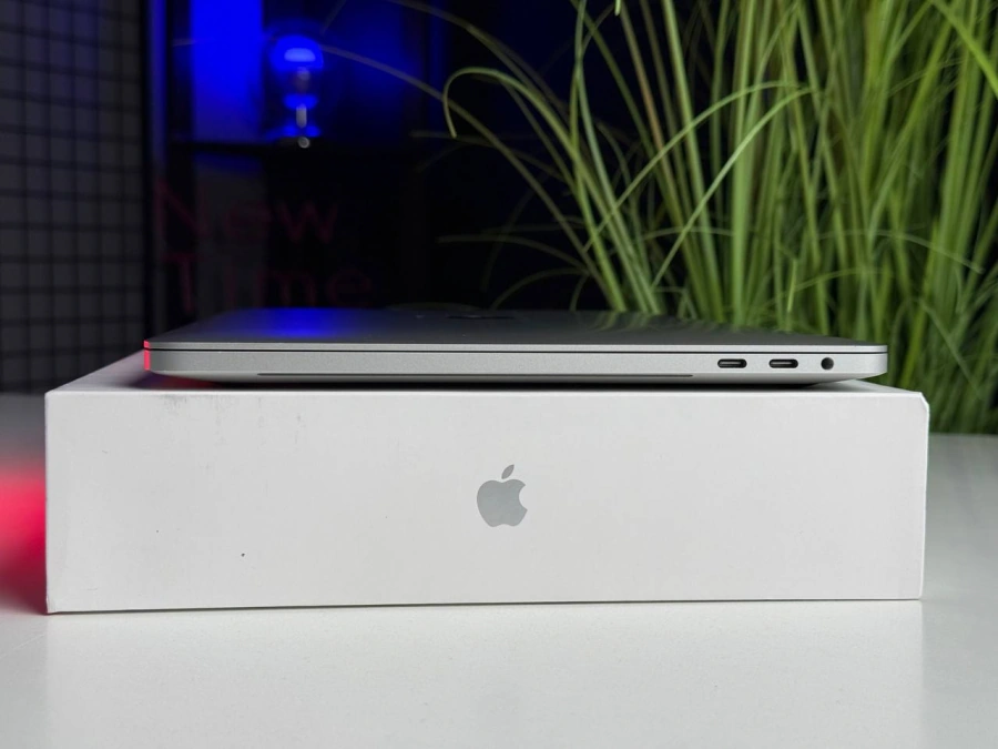 ВЖИВАНИЙ MacBook Pro 13 Silver 2020 (MWP72) i5/16GB/512SSD | 4-ядерний Intel Core i5 | 2,0 - 3,8 ГГц | 512 ГБ SSD | 16 ГБ (3733 МГц) | Intel Iris Plus Graphics | Стан: гарний (виконана чистка, заміна пасти) | Акумулятор: 100% (0 циклів) | Гарантія: 1 міся